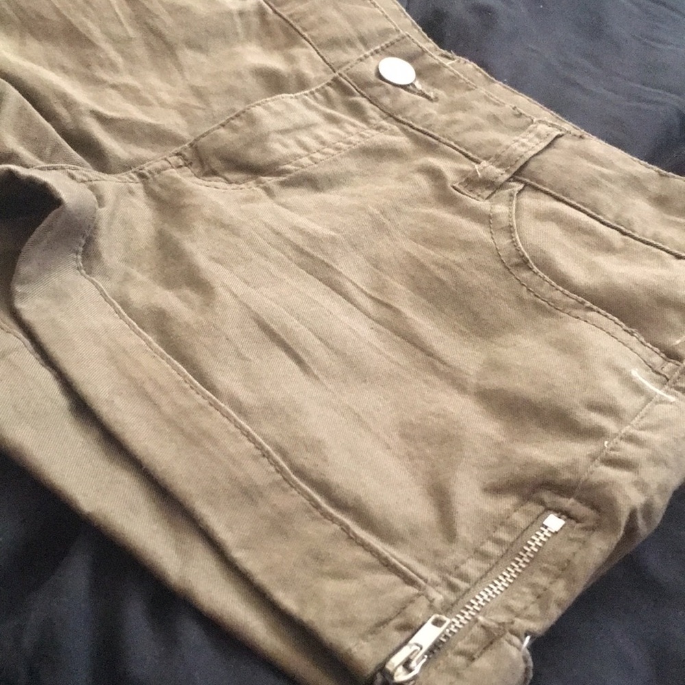 Shorts - Picture 3 of 3